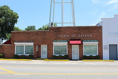 Photo of the Faison town hall.